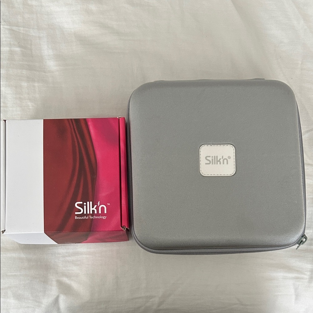Silk'n Infinity H3102 laser hair removal device and Silk’n cleansing box